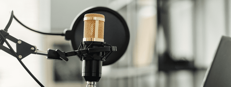 radio-podcast-microphone-studio